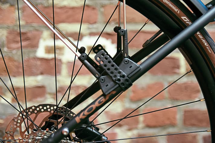 Once adjusted to the bike, Raceblades can be fitted to the frame and fork in 20 seconds with two rubber loops each and removed again in 10 seconds.