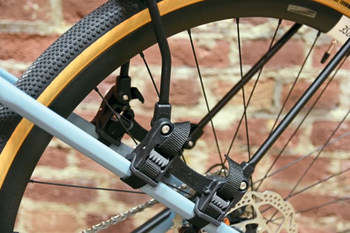 The racks from the Infinity series are fixed to almost any possible metal rear frame using textile straps rather than rubber.