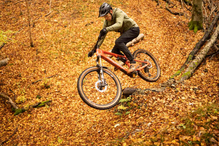 Das Megamo Reason zeigt einen guten Kompromiss aus Laufruhe und spritzigem Handling. Richtig spielerisch fährt es sich aber nicht.