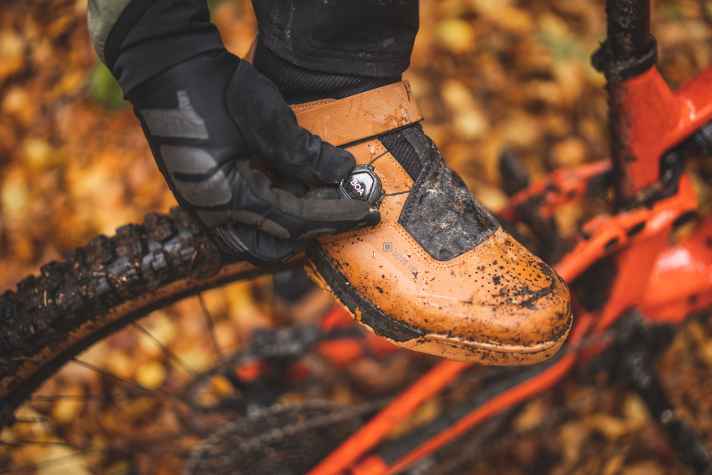 The Shimano shoe is quickly and firmly adjusted with the Boa twist lock.
