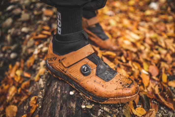 Compared to real winter shoes, the upper is not pulled up to the ultimate height and is not really snug. This means that cold and moisture have a little more chance of creeping in from above.