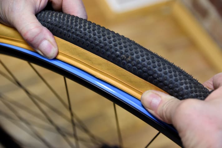 Tyre fitting: Insert the inner tube into the tyre all the way round.