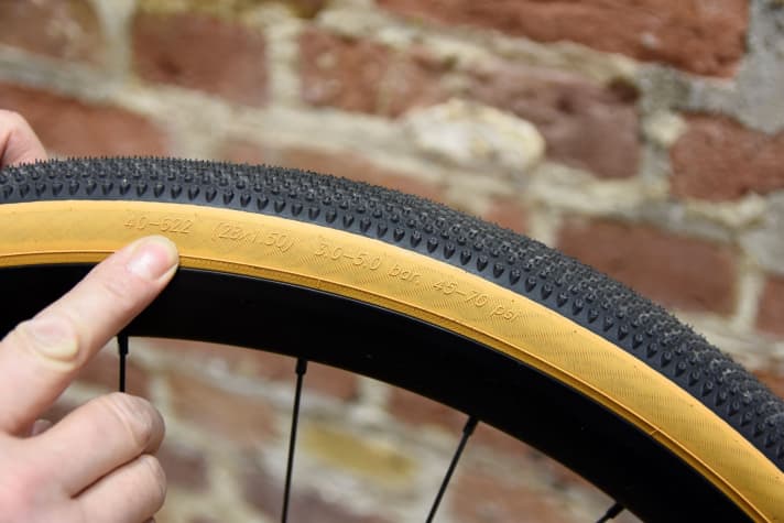 Narrow control line of a tyre all around the sidewall.