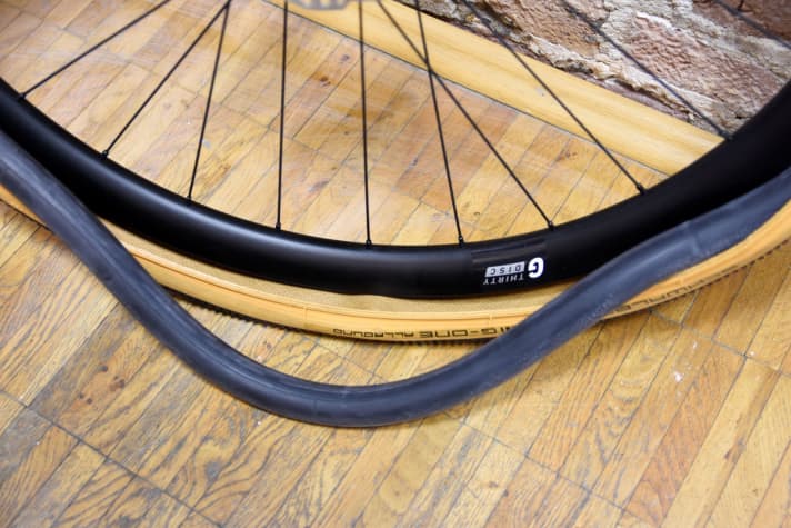 Reifenmontage: Jetzt können Sie einen der Heber weiterschieben, bis der Reifen rundum von der Felge springt.