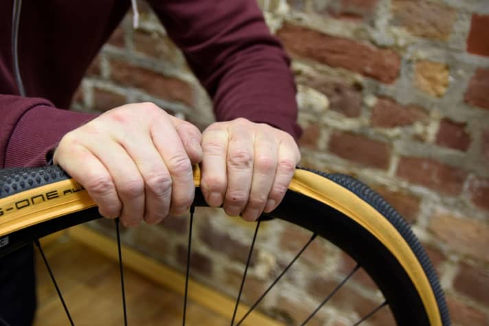 Tyre fitting: Tyre can be pulled onto the rim with a little force.