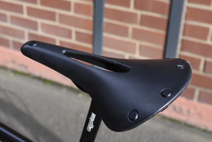 Wie Giant erlaubt Rennstahl seiner dünnen Sattelstütze einen gewissen Flex, ergibt mit dem top Brooks-Sattel hohen Sitzkomfort.