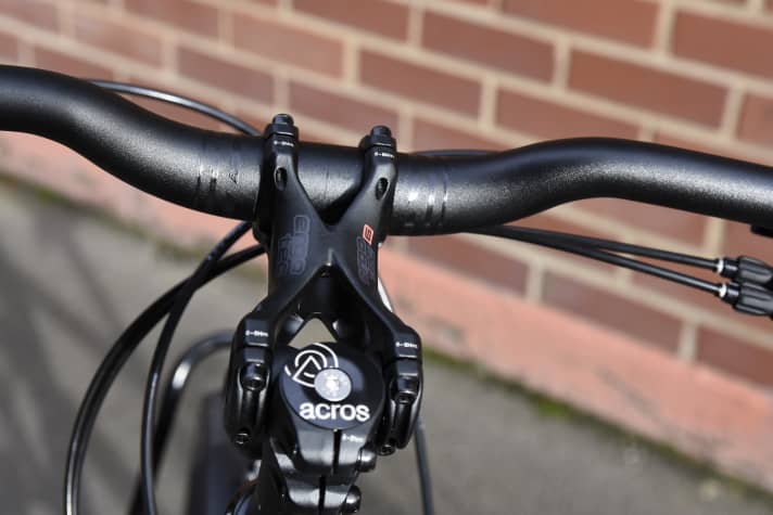 Große Pilot:innen haben meist viel Kraft. Indiz für top Schwerlastbikes ist deshalb ein extrabreiter Vorbau mit Oversize-Lenkerklemmung.