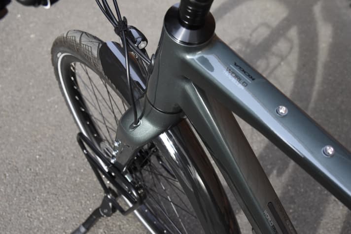 The brute tubes and fork blades stabilise the front section even with uneven load distribution - and look great too!