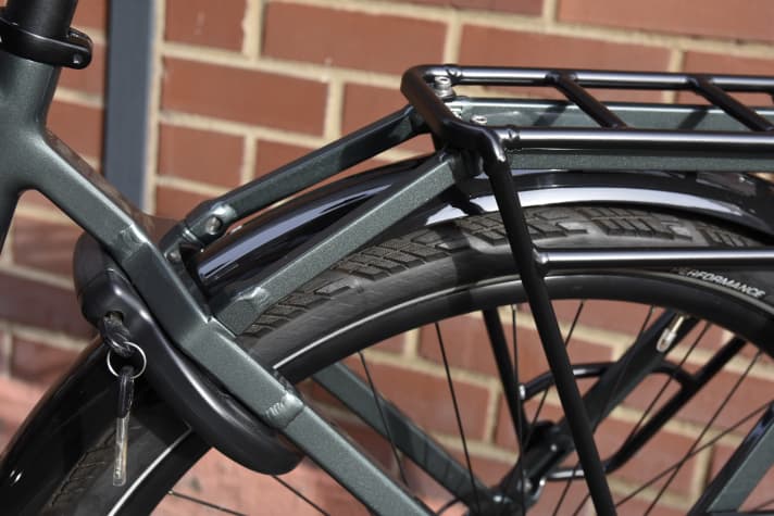 Luggage rack as part of the frame: A direct riding experience with a load of 45 kg is not possible. Frame locks are typically Dutch.