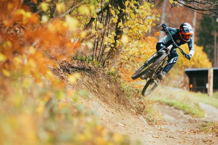 Despite its heavy weight, the enduro bike from Haro is surprisingly agile, can be pulled onto the rear wheel willingly, sends you over jumps and swings nimbly around tight turns.