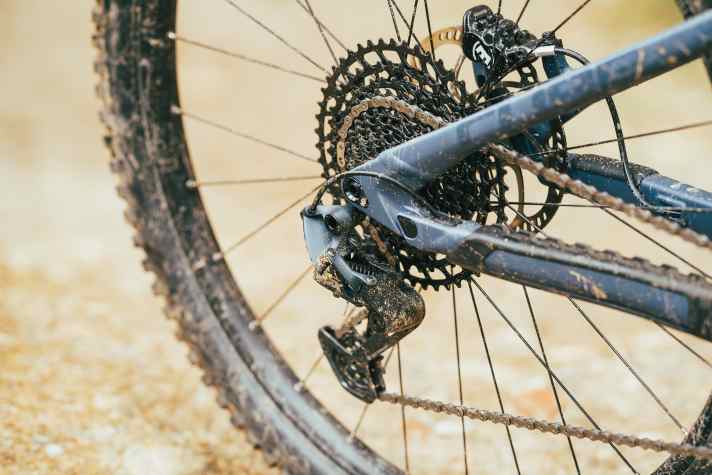 Cube verzichtet auf ein UDH-Schaltauge. Damit ist das One77 nicht kompatibel mit Srams aktuellen, besonders robusten und präzisen Transmission-Schaltgruppen. Ausgerechnet jetzt, wo Sram mit der Eagle 70 eine preiswerte mechanische T-Type-Schaltung im Portfolio hat, die wie gemacht ist für diese Preisklasse, verzichtet Cube auf dieses starke Verkaufsargument - schade!