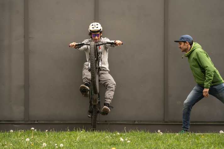 Eine weitere Trockenübung: Lerne die seitliche Balance, indem Du dich an eine Wand lehnst. Die Knie balancieren seitlich aus.