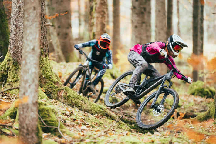 Our trusted test area: the Oberammergau bike park. Jumps, roots, high speed - the trails on the Kolbensattel offer everything you need to put enduro bikes to the test. In the picture, tester Laurin mills through the Wurzelsepp with Dimi in tow.