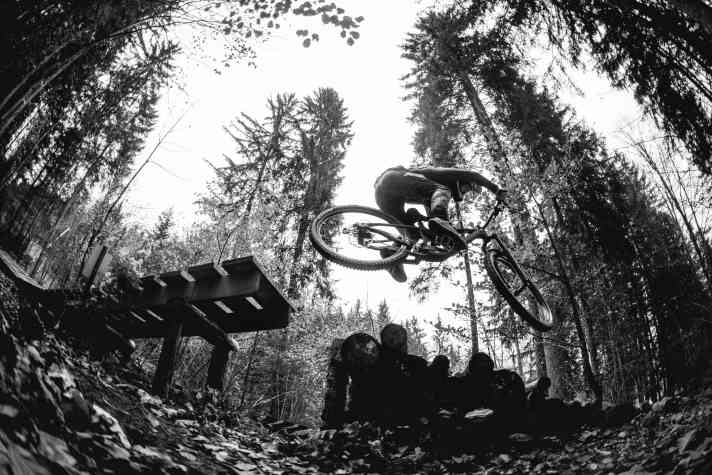 Jumps, manuals, quick changes of direction: the Cube literally demands to be chased through the terrain in a playful manner - just the thing for playful kids like BIKE editor Laurin.