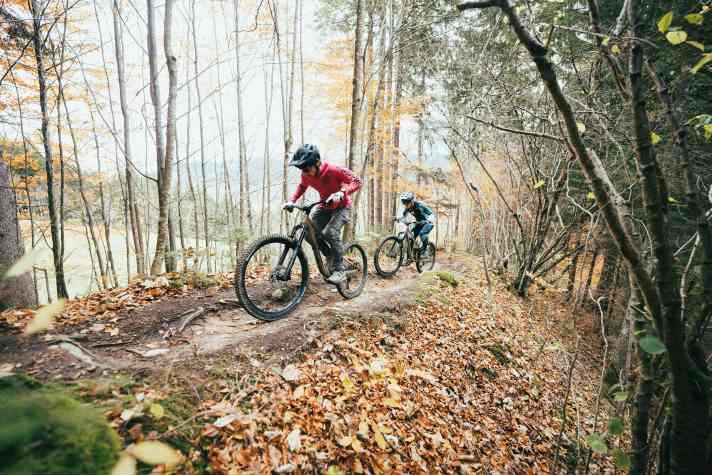 No platform, lots of bobbing: Without a platform function on the rear shock, the rear end bobs a lot when pedalling uphill - this costs energy on the climbs.