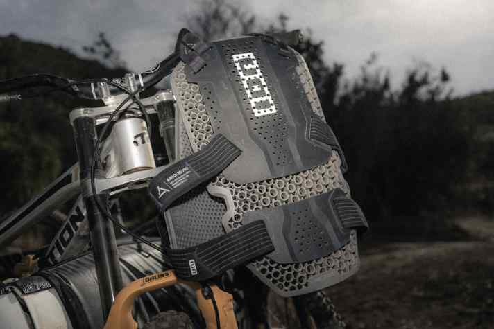 Nicht gerade leicht, doch mit dem neuen Arcon HD Pro fühlt man sich selbst im heftigsten Gerumpel gut geschützt