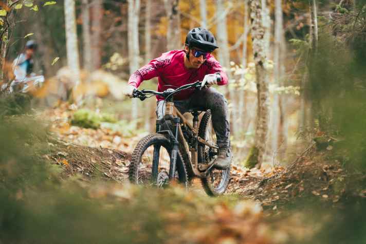 Agile or smooth-running: shorter reach for playful handling, longer reach for a smoother ride - with Merida you can choose the frame size according to the length of the main frame without being restricted by the maximum saddle extension or the minimum insertion depth. "Agilometre" - that's what Merida calls this sizing system. The M frame was obviously the perfect choice for BIKE tester and trail plaything Laurin: he hits the trails like a rabbit on the compact bike.