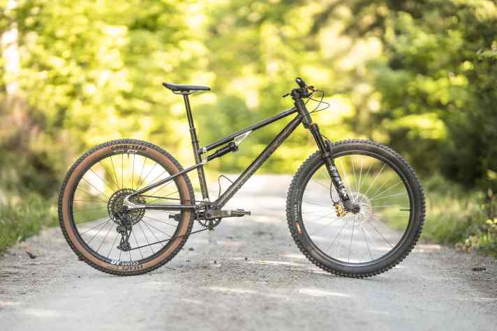 The key data of the Huhn Chabo: 130 millimetres of suspension travel at the fork, 120 millimetres at the rear and 29er wheels. According to the facts, it is a sporty trail or down-country bike.