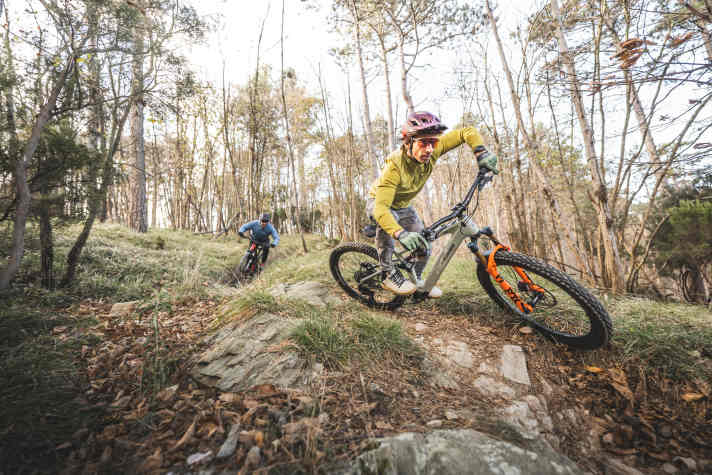Downhill, the lightweight Crussis is agile and reactive.