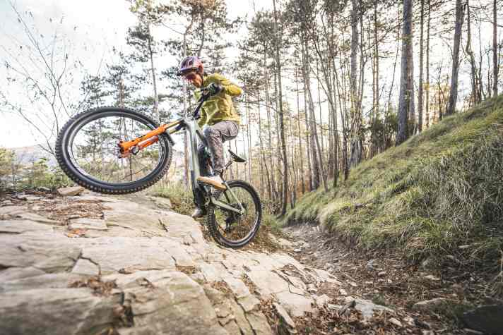 Uphill, the powerful motor sets the tone.