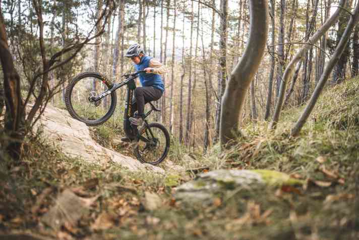 On such demanding and, above all, steep climbs, the Vala demands maximum physical effort. Although the engine power and traction are excellent, you still have to actively fight against the rising front wheel due to the geometry. This makes control more difficult.