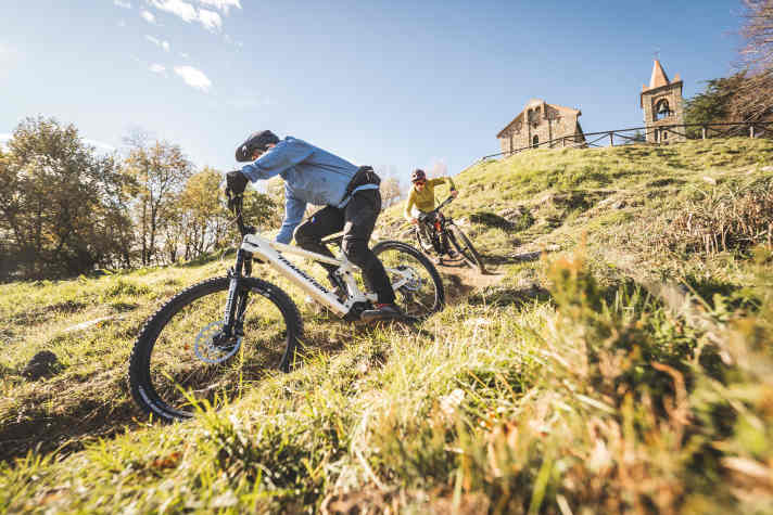 Das Transition wiegt nur 21,62 Kilo – ganze 2730 Gramm weniger als der schwerste Kandidat im Test, dem leichten und kompakten 600‑Wh-Akku sei Dank. Wer die geringere Reichweite in Kauf nimmt, wird bergab mit einem natürlichen, lebendigen Fahrgefühl belohnt.