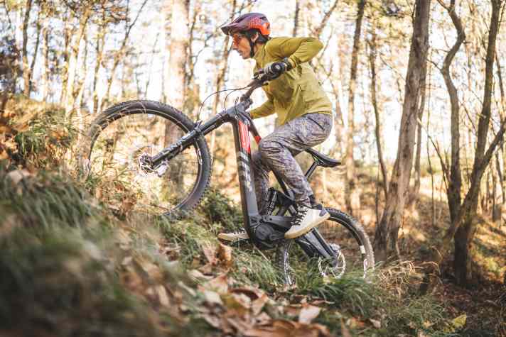 Thanks to its modern geo and low front end, the Rotwild climbs well. Despite the short chainstays and enormous DJI power, there is little feeling of rolling over.