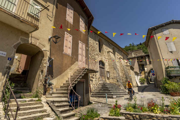 Antraigues-sur-Volane im Westen des Départements trägt das offizielle Label „Village de caractère“.