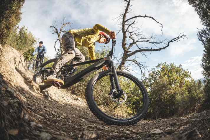 The well-integrated riding position and the moderate weight of the bike score points on the descents. We would have liked a little more from the suspension.