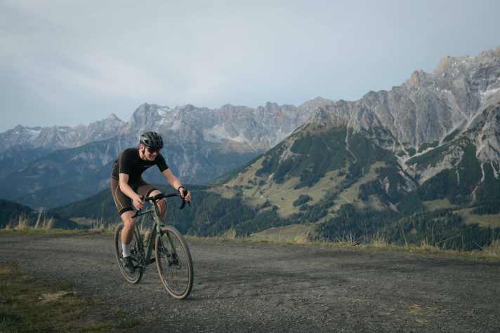 Auf und ab auf den schönsten Gravel-Wegen der Alpen: Etappe 3 lässt keinen Höhepunkt der Region aus.