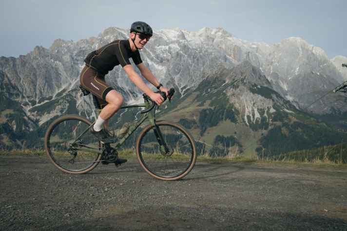 Gewaltige Landschaften und ein Lachen auf dem Gesicht: Darum geht es auch bei Etappe 2 von Gravel Peaks 2026.