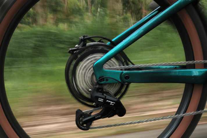 Bosch eShift enables rolling gear changes. To do this, the motor drives the chainring without turning the cranks.