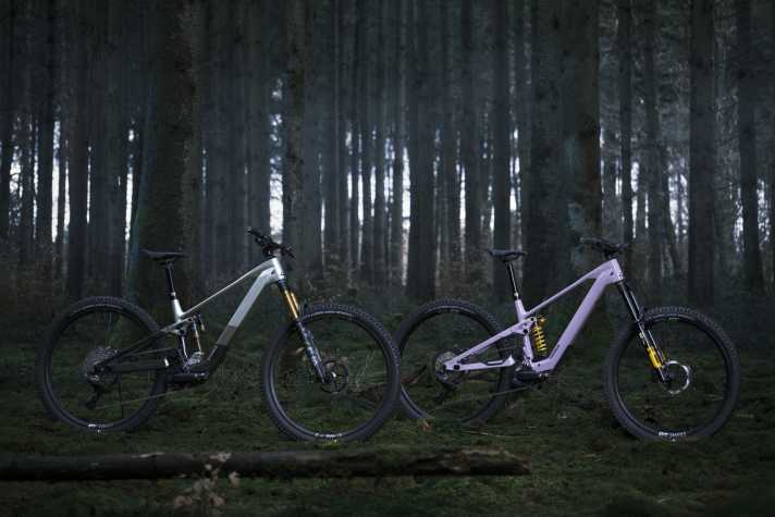 Thömus hat eine universelle Rahmenplattform, die in zwei Modellen aufgeht. Oberrider SL links, mit 150/140 mm Federweg und das E-Enduro Oberrider ST mit 170 mm Hub.
