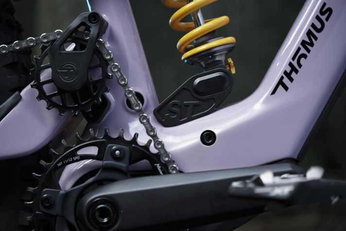 Thömus achieves the different suspension travels via two different shock mounts (in the picture ST for Supertrail with 170 mm) and different shock travel. Bikers can also adjust the progression of the rear suspension.