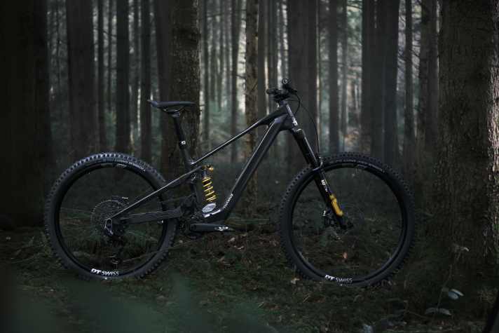 Exclusive components such as Öhlins suspensions are also available in the configurator - here in ST trim.