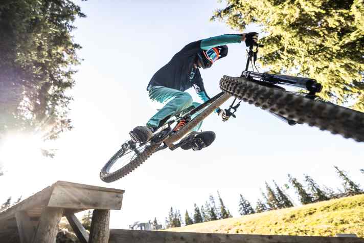 Over the drop: The Atherton has enough park characteristics to make freeriders happy. However, manuals are extremely difficult.