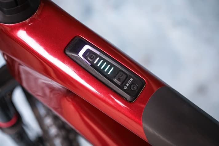The Canyon's 750 Wh battery can't be removed for charging - that's a point deduction. Clean cockpit with mini remote and system controller on the top tube.