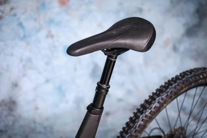 A telescopic seatpost is common in this league, but not every manufacturer has 170 mm of travel to offer.