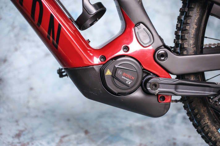 Canyon kombiniert den starken Bosch Performance CX mit einem fest verbauten 750 Wattstunden großen Bosch-Powertube-Akku. Diese Konstruktion birgt im Alltag Nachteile, spart aber Gewicht: Mit 23 Kilo ist das Canyon für ein Bosch-Bike mit großem Akku ausgesprochen leicht.