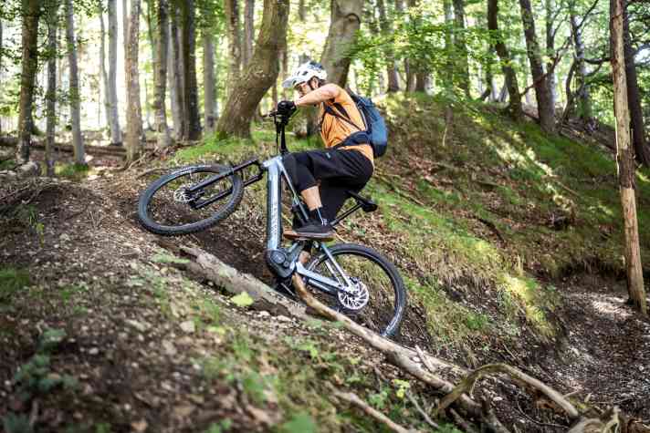 In extremen Uphills muss man das Neuron:On AL aktiv zähmen. Doch grundsätzlich klettert das Bike angenehm unkompliziert und komfortabel.