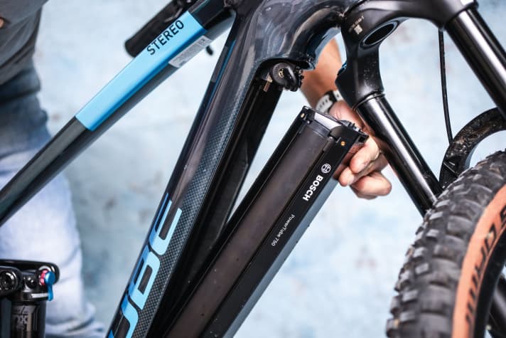 Die Oberpfälzer kombinieren das Schwaben-Aggregat mit Kiox-300-Display und Wechsel-Akku. Die Kombi beim Cube ist vielseitiger, aber auch schwerer.