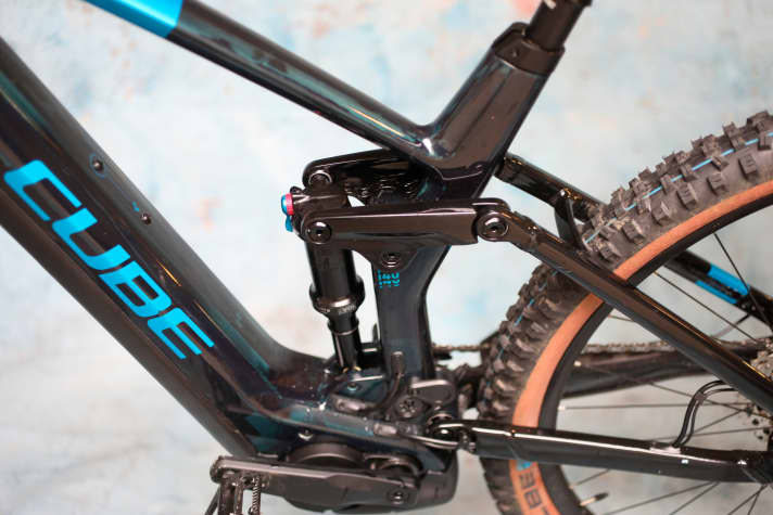 The suspension of the Cube Stereo Hybrid is character-building: the Fox Rhythm fork and the rear triangle with Fox Float DPS shock are designed for comfort.