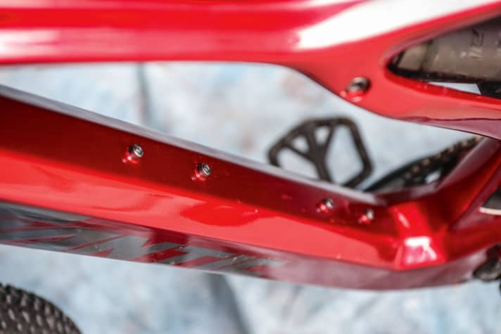 Fantic DC 1.4 Rampage Race: The frame has two screw-on points for water bottle holders. This means that the range extender and a water bottle can theoretically be transported at the same time. Not many light e-bikes can do that.