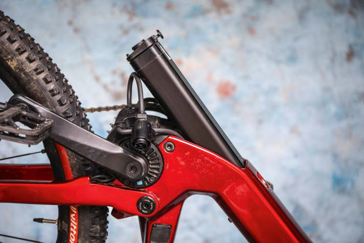 Changing the battery is awkward and fiddly. Even when removing the battery from the bottom, most other systems are smoother.