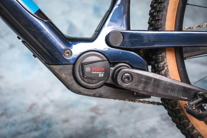 Optisch gleicht der Bosch Performance SX eher einem klassischen E-Motor, auch die Spitzenleistung liegt näher bei den “großen Brüdern”, denn bei den Light-Minimalisten. Doch mit gut zwei Kilo ist er leicht genug, um in der Light-Konkurrenz zu spielen.
