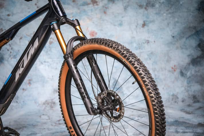 Ein Highlight am KTM ist die Fox 34 Factory mit Grip2-Kartusche. Diese Kombi sieht man zu selten. Meist verbauen die Hersteller die Fit4-Kartusche, die aber deutlich schwächer arbeitet. Zusammen mit dem soften Heck generiert das Fahrwerk so viel Traktion, Komfort und Fahrsicherheit.