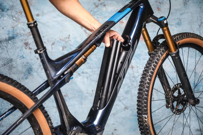 The battery (Bosch Compact Tube 400) can be removed quickly and easily from the top.