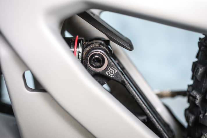 The flip chip offers two positions for the damper linkage: in addition to the geometry, the suspension characteristics in particular change. In the "Low" position, the rear suspension becomes noticeably more progressive.