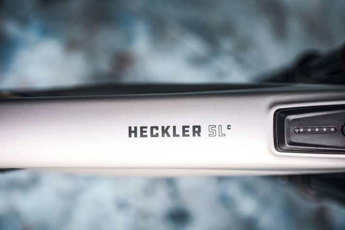 Das C im Produkt­namen steht für die günstigere Carbon-Bauweise des Rahmens. Rahmengewicht in Größe L: 3380 Gramm. Das CC-Chassis der Top-Modelle soll 180 Gramm leichter sein. Gewichtsrekorde holen beide Varianten mit der aufwendigen Kinematik nicht. Dafür bekommt man lebenslange Garantie.