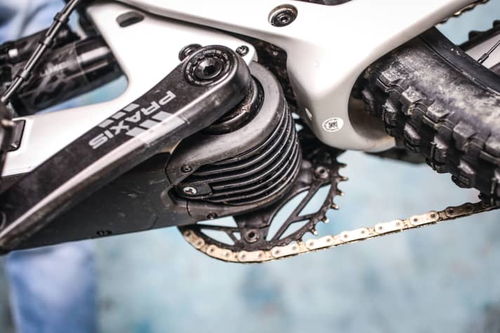 Von unten sind die Kühlrippen des Ride 60 sichtbar – in der Seitenansicht ist der kleine Fazua-Motor kaum als solcher erkennbar.